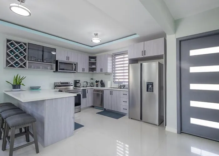 Modern, Spacious, 3Br Hill View Retreat, Central, 24Hr Security, Satellite Wifi And Solar